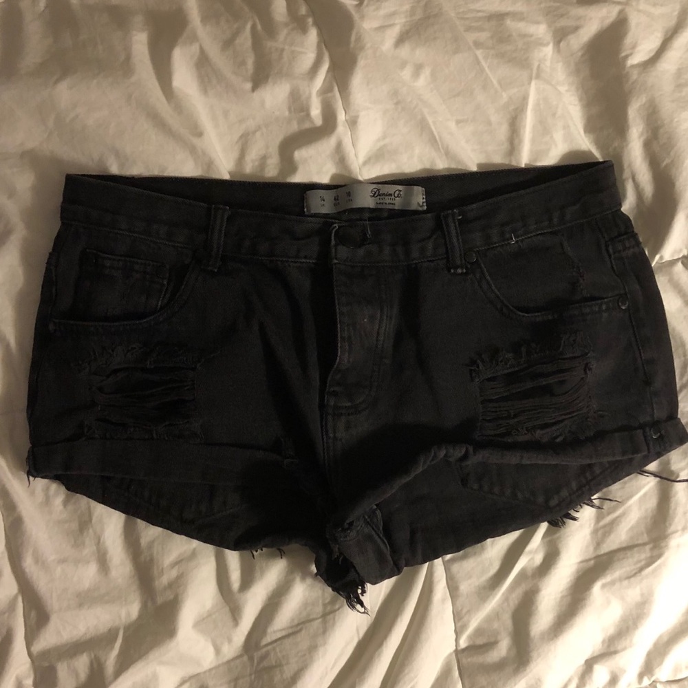 BLACK JEAN SHORTS